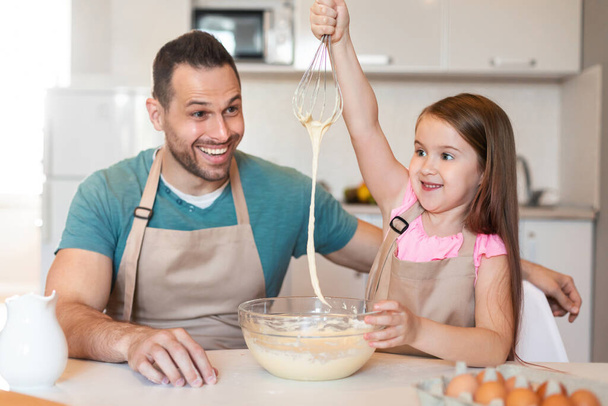 Father And Daughter Making Dough Having Fun In Kitchen Indoors - Foto, Imagem