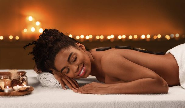 nero giovani donna ottenere Caldo pietre massaggio - Foto, immagini