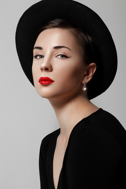 Portrait of a young girl in a black hat - Foto, afbeelding