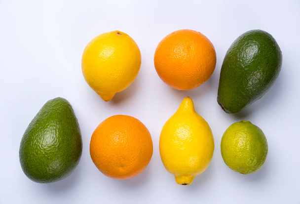Detailní záběr citrusových plodů pomeranč, citron, avokádo a vápno izolované na bílém pozadí. - Fotografie, Obrázek