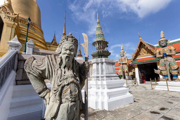 Wat Phra Kaew i Wielki Pałac w słoneczny dzień, Bangkok, Tajlandia - Zdjęcie, obraz