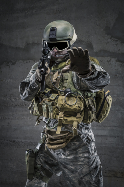 soldaat met geweer en masker in alt gebaar - Foto, afbeelding