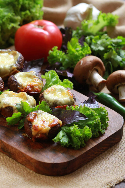 παραδοσιακό γεωργιανό πιάτο, μανιτάρια champignon με τυρί suluguni, champignon, μανιτάρια ψημένα με τυρί suluguni, μανιτάρια champignon με τυρί suluguni - Φωτογραφία, εικόνα