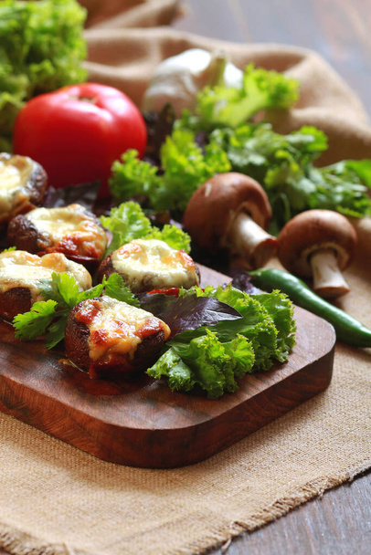 prato tradicional georgiano, cogumelos champignon com queijo suluguni, champignon, cogumelos assados com queijo suluguni, cogumelos champignon com queijo suluguni
 - Foto, Imagem
