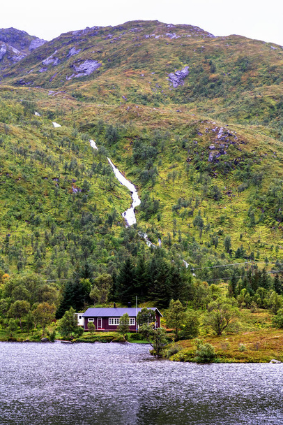 Μια τυπική θέα Lofoten κόλπο. Σκηνή σε μια υπέροχη ειδυλλιακή μέρα με. Lofoten νησιά είναι δημοφιλής τουριστικός προορισμός για τους ανθρώπους από όλο τον κόσμο και εξακολουθεί να κερδίζει δημοτικότητα. Νορβηγία, Ευρώπη - Φωτογραφία, εικόνα
