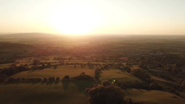 Luchtfoto van gouden zonsondergang in Cotswold landschap in Engeland - Video
