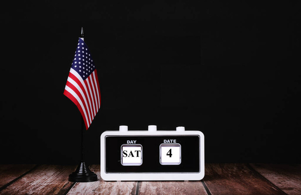 Американец нарисовался на стенде рядом с календарем, изображающим 4 июля - День независимости США
 - Фото, изображение