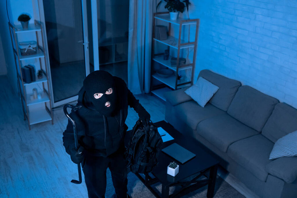 Zloděj s páčidlem vstupující do domu pohled shora - Fotografie, Obrázek