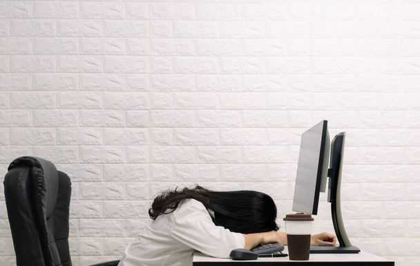 Egy nő alszik az asztalon Számítógépes képernyő - Fotó, kép