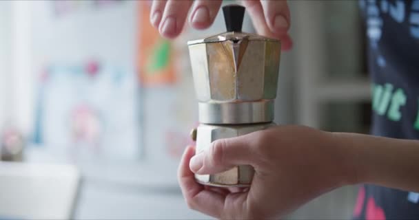 Žena připravuje kávu v kávovaru Moka - Záběry, video