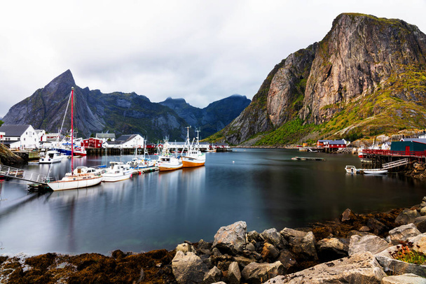 Beroemde toeristische attractie Hamnoy vissersdorp op de Lofoten eilanden, Noorwegen met rode en gele rorbu huizen. Kalm, wazig water - Foto, afbeelding