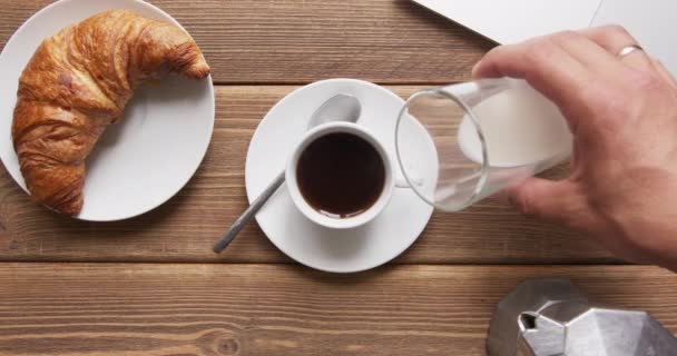 Tejet öntő személy fekete reggeli kávéba. - Felvétel, videó