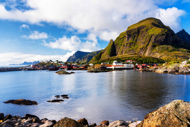 Μια τυπική θέα Lofoten κόλπο. Σκηνή σε μια υπέροχη ειδυλλιακή μέρα με. Lofoten νησιά είναι δημοφιλής τουριστικός προορισμός για τους ανθρώπους από όλο τον κόσμο και εξακολουθεί να κερδίζει δημοτικότητα. Νορβηγία, Ευρώπη - Φωτογραφία, εικόνα