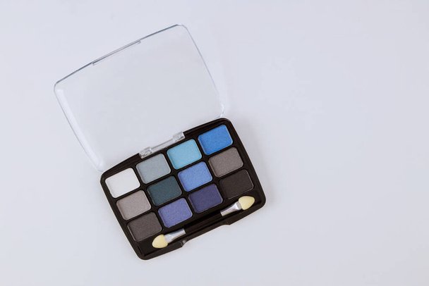 Palette de maquillage professionnelle cosmétique décorative pour maquillage des yeux sur fond blanc isolé - Photo, image