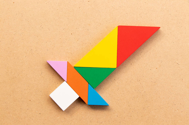 Barva tangram puzzle ve tvaru meče na dřevěné pozadí - Fotografie, Obrázek