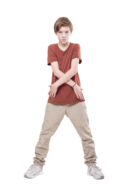 retrato de un adolescente de pie con los brazos cruzados
 - Foto, Imagen