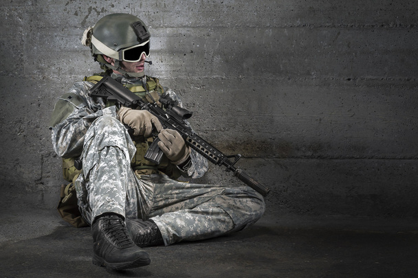 Soldato con fucile e maschera a riposo
 - Foto, immagini