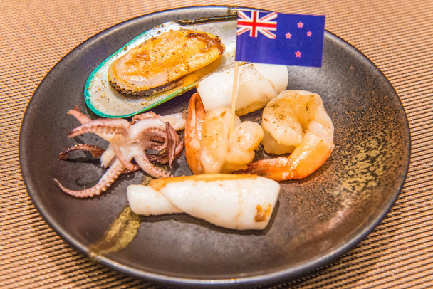 Chef-kok bereiden van voedsel Gerechten omvatten zeevruchten - Foto, afbeelding