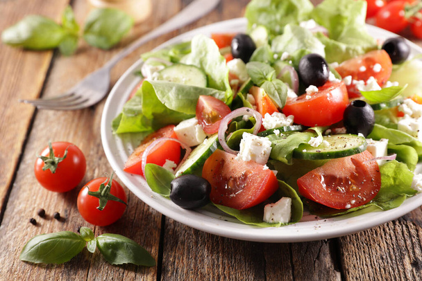 salade de légumes avec tomate, olive, fromage feta et concombre - Photo, image