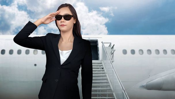 азиатская умная женщина бизнес-униформа с частным самолетом на лестнице самолета в аэропорту
 - Фото, изображение