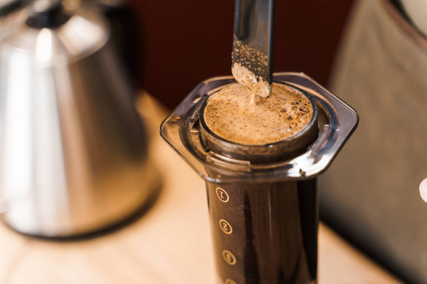 Aeropress café close-up alternativa de fabricação por barista no café. Método de fabricação de café escandinavo. Barista misturar café em aeropress. Anúncio de café, restaurantes
. - Foto, Imagem