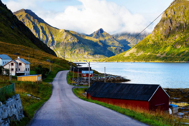 Tipik kırmızı evleri olan Norveç kıyı manzarası. Tahta kırmızı evlere "rorbu" ya da "rorbuer" adı verilir ve balıkçılar ya da turistler için kullanılır. Lofoten, Norveç - Fotoğraf, Görsel