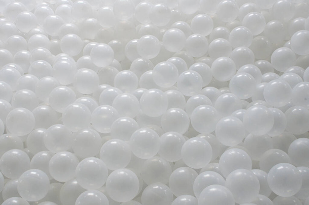 Weiße Plastikkugel, abstrakter Hintergrund. - Foto, Bild