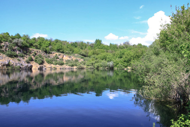 Влітку на високогір "ї протікає гарна річка. Озеро в екологічно чистому заповіднику на тлі пагорбів. Весною гарний пейзаж. Фото для дизайну - Фото, зображення