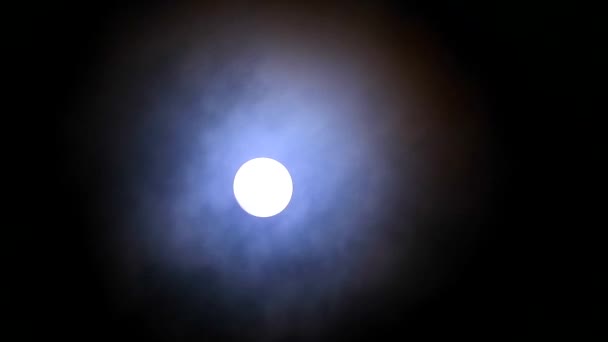 úplňková sklizeň měsíc stoupá na noční obloze a tmavý mrak pohybující průchod - Záběry, video