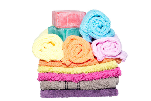 barras de jabón en los manteles de varios tonos con algunos en rollos
 - Foto, Imagen