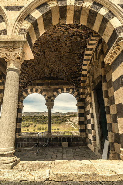 Szczegóły łuków katedry Saccargia. Sardynia, Włochy - Zdjęcie, obraz