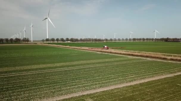 images aériennes de machines agricoles pulvérisant des pesticides sur des champs agricoles - Séquence, vidéo