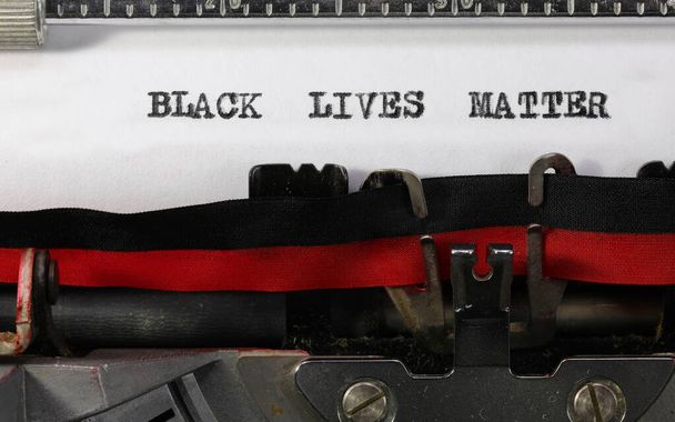 texto BLACK LIVES MATTER na velha máquina de escrever
 - Foto, Imagem