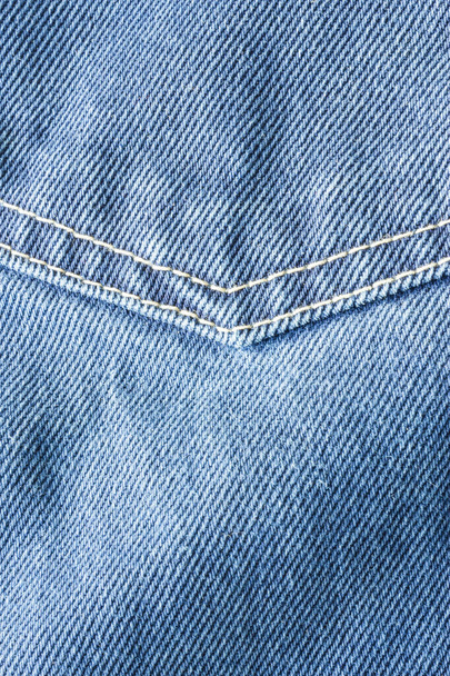 Материал синих джинсов с швом на кармане. Фоновая текстура ткани
 - Фото, изображение