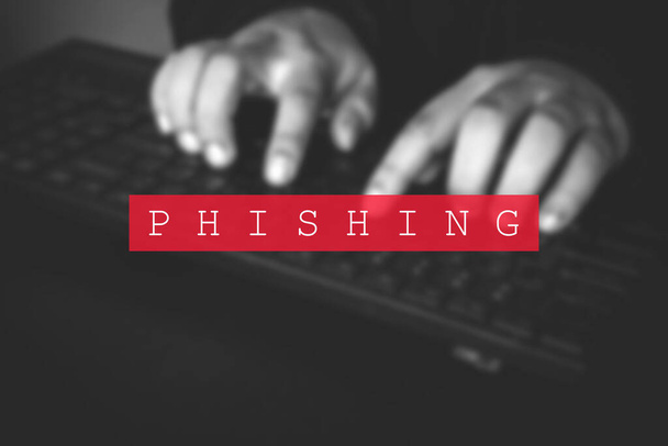 システムに侵入するウイルスをハッキングする。ハッカーがデータの概念を盗んだ。インターネットセキュリティ侵害 - 写真・画像