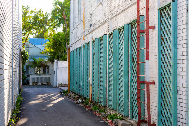 Keskeny hátsó utca a gyönyörű Key Westben. Florida, Egyesült Államok - Fotó, kép