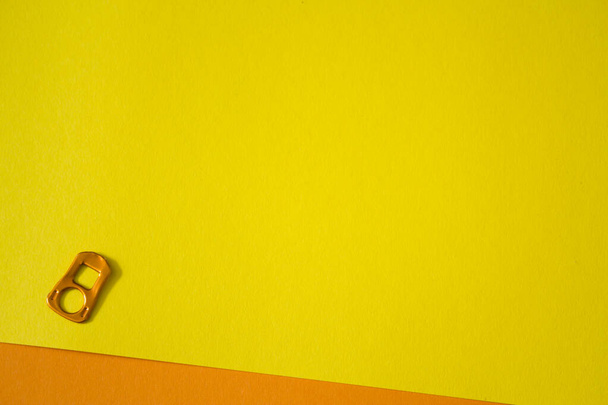cierre lata naranja sobre fondo naranja y amarillo
 - Foto, imagen