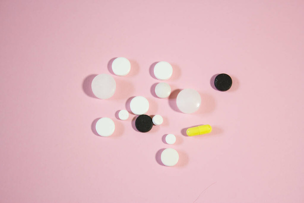 primer plano de las píldoras de drogas en el fondo rosa
 - Foto, imagen