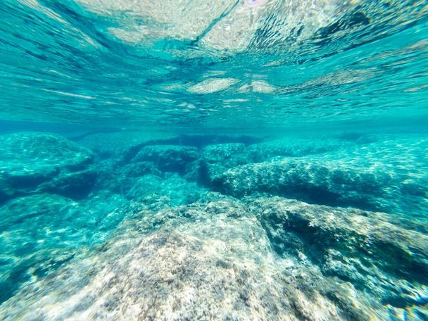 Kivet ja turkoosi vesi Algheron rannalla. Sardinia, Italia - Valokuva, kuva