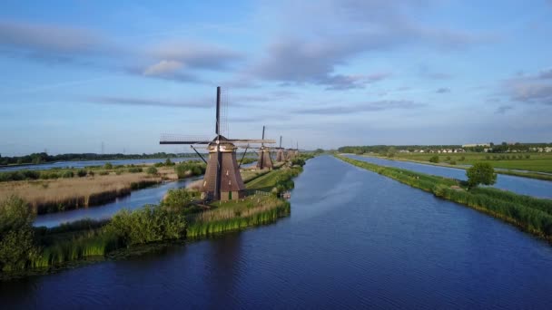 Вид с воздуха на ветряные мельницы мирового наследия ЮНЕСКО Киндердейк в Голландии - Кадры, видео