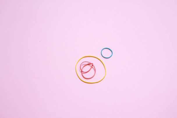 Ένα πολύχρωμο φόντο που δείχνει ένα σωρό πολύχρωμα ελαστικά λαστιχάκια - Φωτογραφία, εικόνα