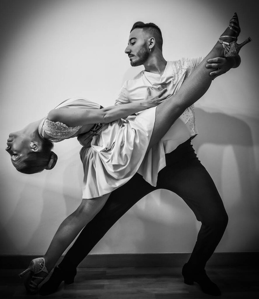 Foto em preto e branco de um casal de dança latina
 - Foto, Imagem