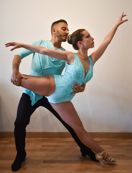 Duo de dançarinos de salão posando em vestidos de cor azul claro
 - Foto, Imagem