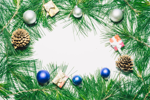 Fond de Noël avec boules de Noël, cadeaux, pommes de pin et feuilles de pin vert. Espace de copie pour le texte - Photo, image