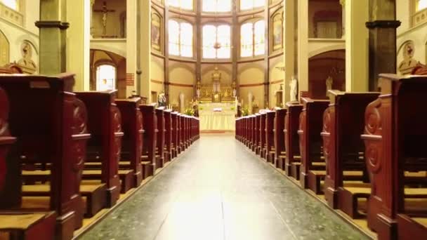 Aufnahmen der schönen katholischen Koepelkerk-Kirche mit Orgel in Hoorn, Niederlande - Filmmaterial, Video