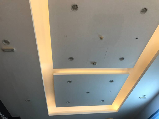 Vista de diseño de techo falso de yeso suspendido para interiores de un centro comercial para obras arquitectónicas
 - Foto, imagen