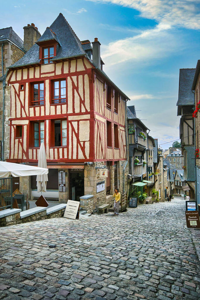 Rue du Jerzual, Dinan, Brittany, Franciaország. Ez az egyik ősi macskaköves utca, jellegzetes középkori, fás házakkal mindkét oldalon.. - Fotó, kép