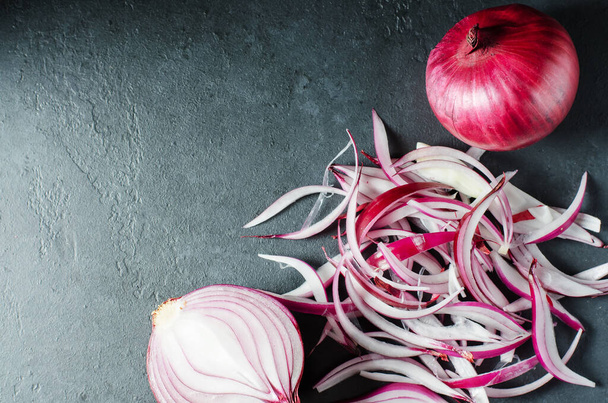 Red onion and sliced onion on a wooden chopping Board. Side view. - Fotografie, Obrázek