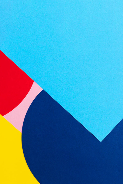 Vertical texture background of fashion papers in memphis geometry style. Κίτρινο, μπλε, γαλάζιο, κόκκινο και παστέλ ροζ χρώματα. - Φωτογραφία, εικόνα