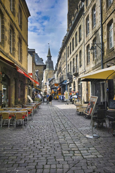 Dinan, Bretagne, Frankrijk. Rue de l 'Horloge is een van de belangrijkste straten in deze historische ommuurde stad. Uitzonderlijke gebouwen, veel monumentale monumenten, lijn deze oude straat vernoemd naar de Tour de l 'Horloge. - Foto, afbeelding